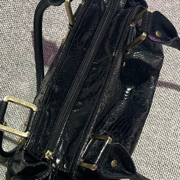 Sharif 1827 Couture Black Shoulder Bag with Glossy Finish and Silver Accents - Picture 7 of 16